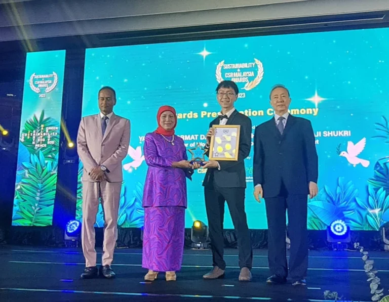 7-Eleven Malaysia Receives Company of The Year Award for Exemplary Community Care Initiatives at CSR Malaysia Awards 2023